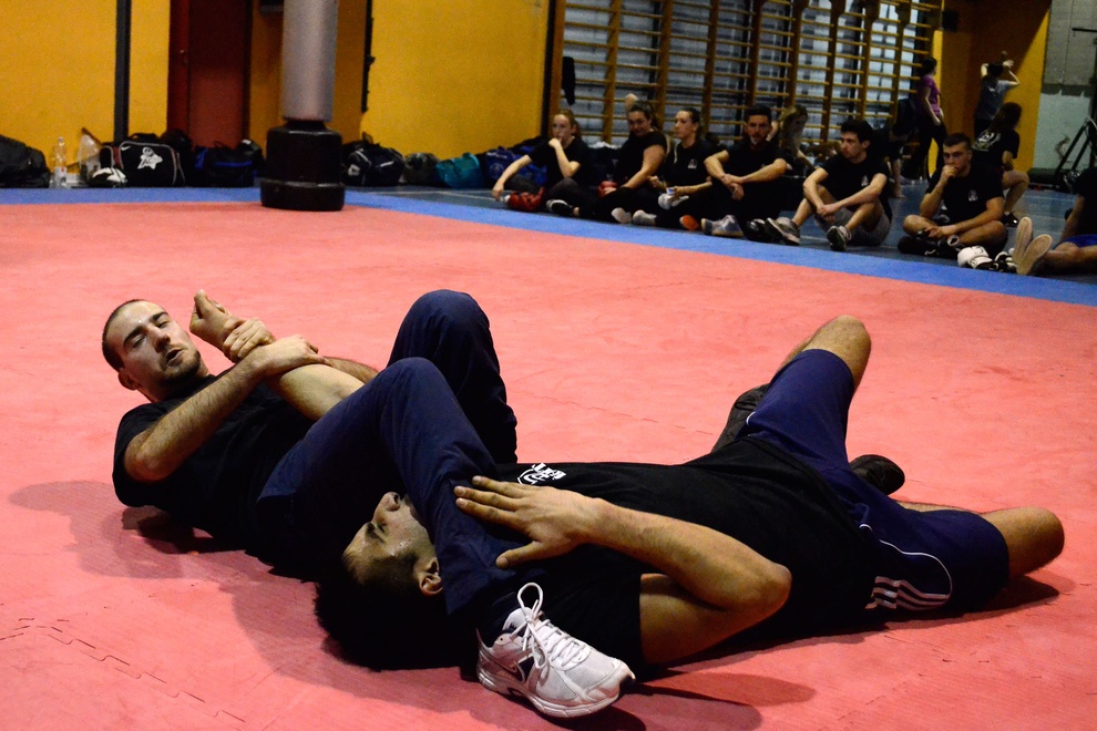 armbar on the ground for self defense
